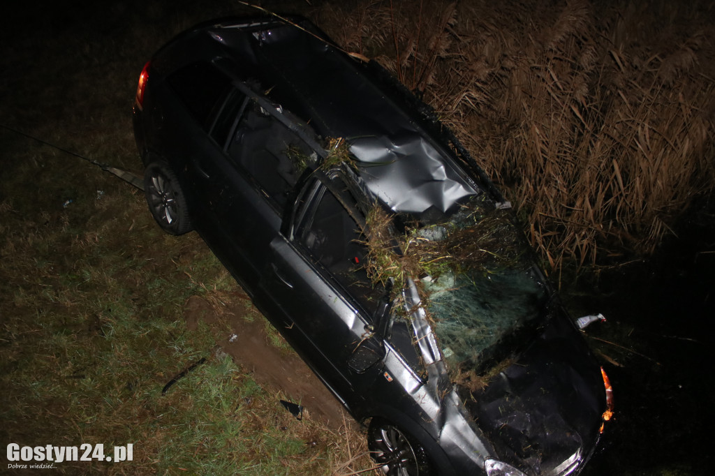Auto dachowało w kanale na trasie Gostyń-Grabonóg