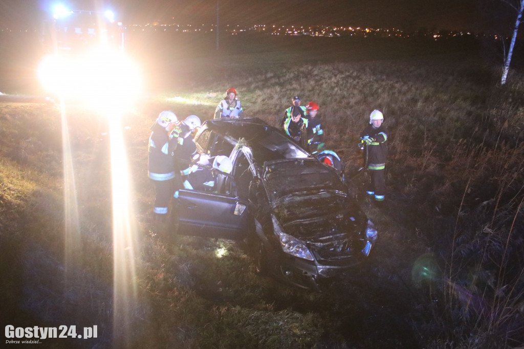 Auto dachowało w kanale na trasie Gostyń-Grabonóg