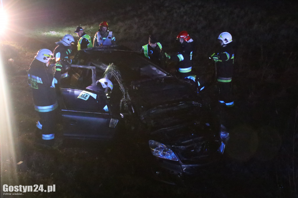 Auto dachowało w kanale na trasie Gostyń-Grabonóg