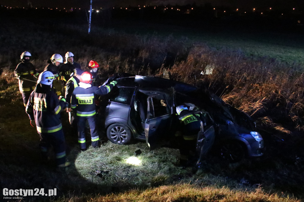 Auto dachowało w kanale na trasie Gostyń-Grabonóg