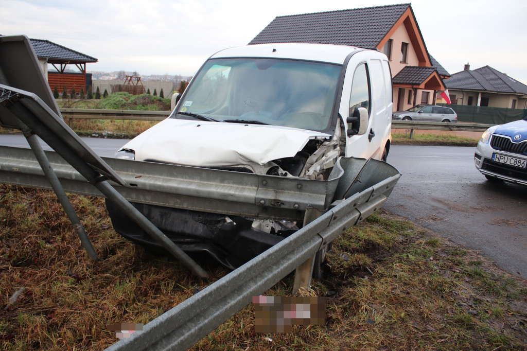 Auto wbiło się w barierki w Podrzeczu