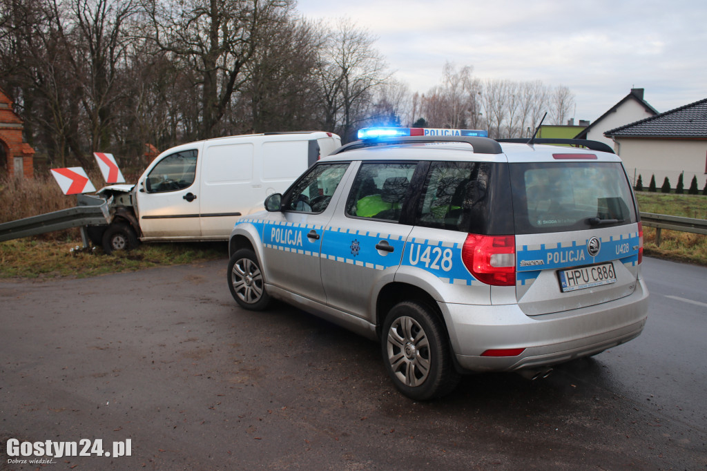 Auto wbiło się w barierki w Podrzeczu