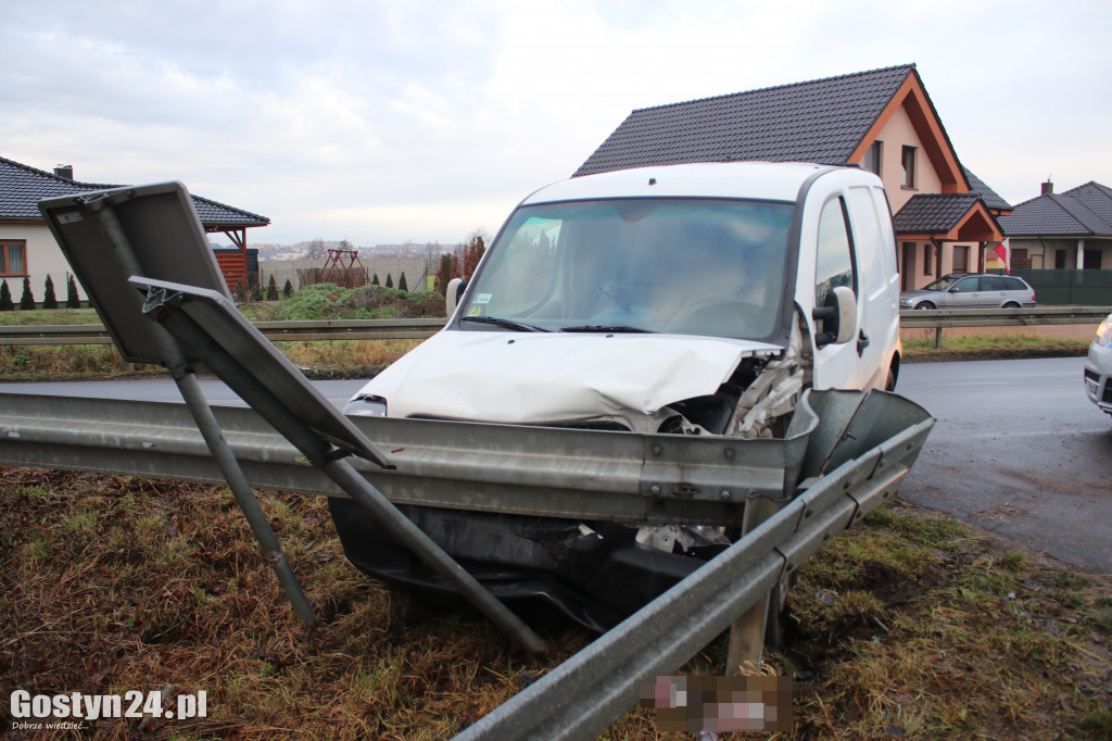 Auto wbiło się w barierki w Podrzeczu