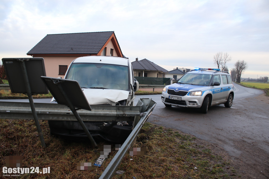 Auto wbiło się w barierki w Podrzeczu