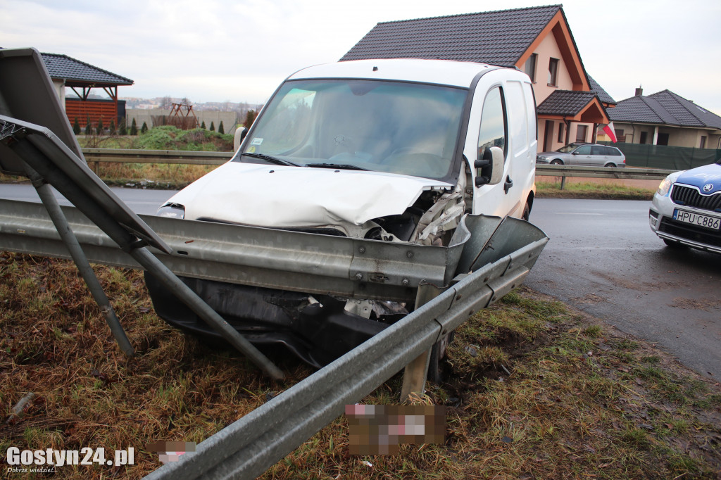 Auto wbiło się w barierki w Podrzeczu