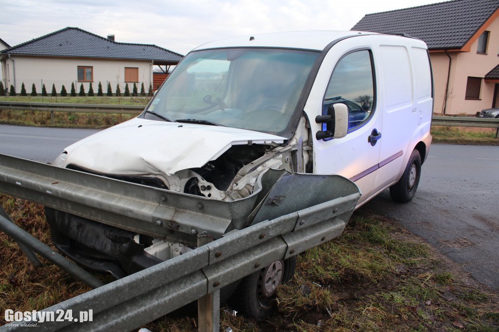Auto wbiło się w barierki w Podrzeczu