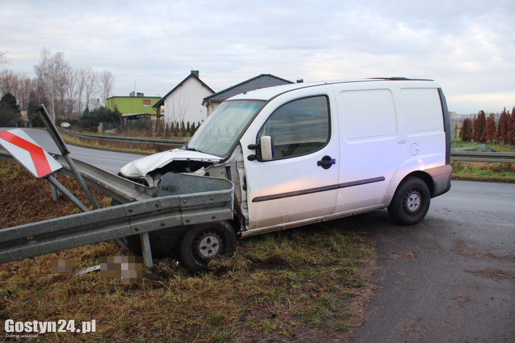 Auto wbiło się w barierki w Podrzeczu