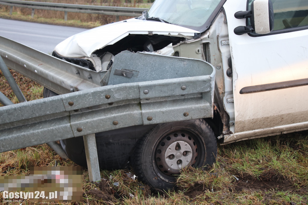 Auto wbiło się w barierki w Podrzeczu