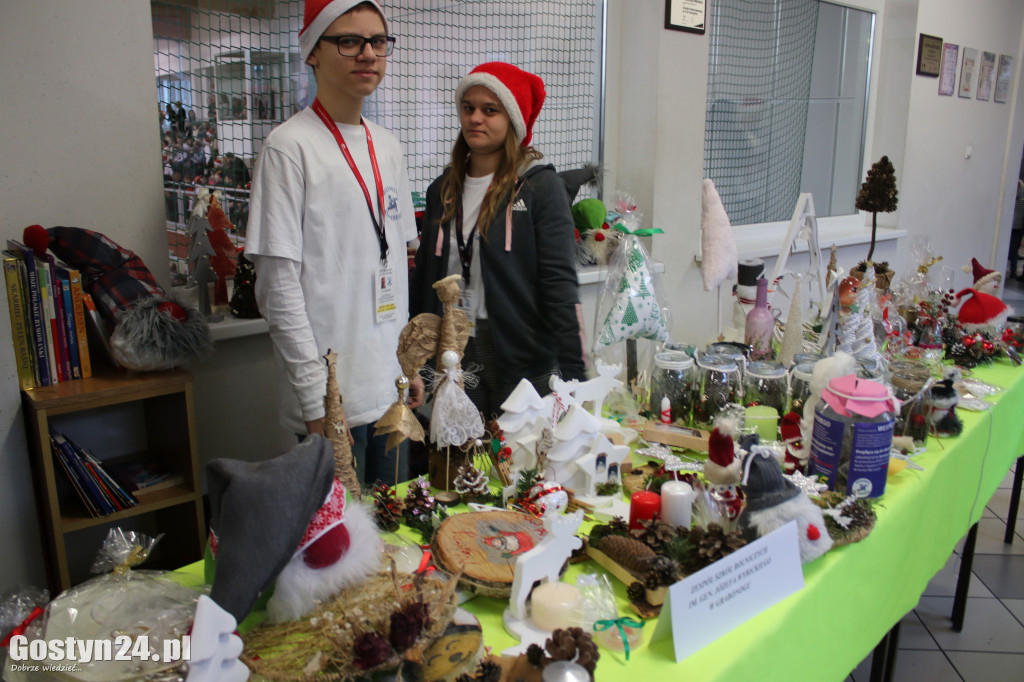Charytatywny jarmark bożonarodzeniowy w SP5 Gostyń