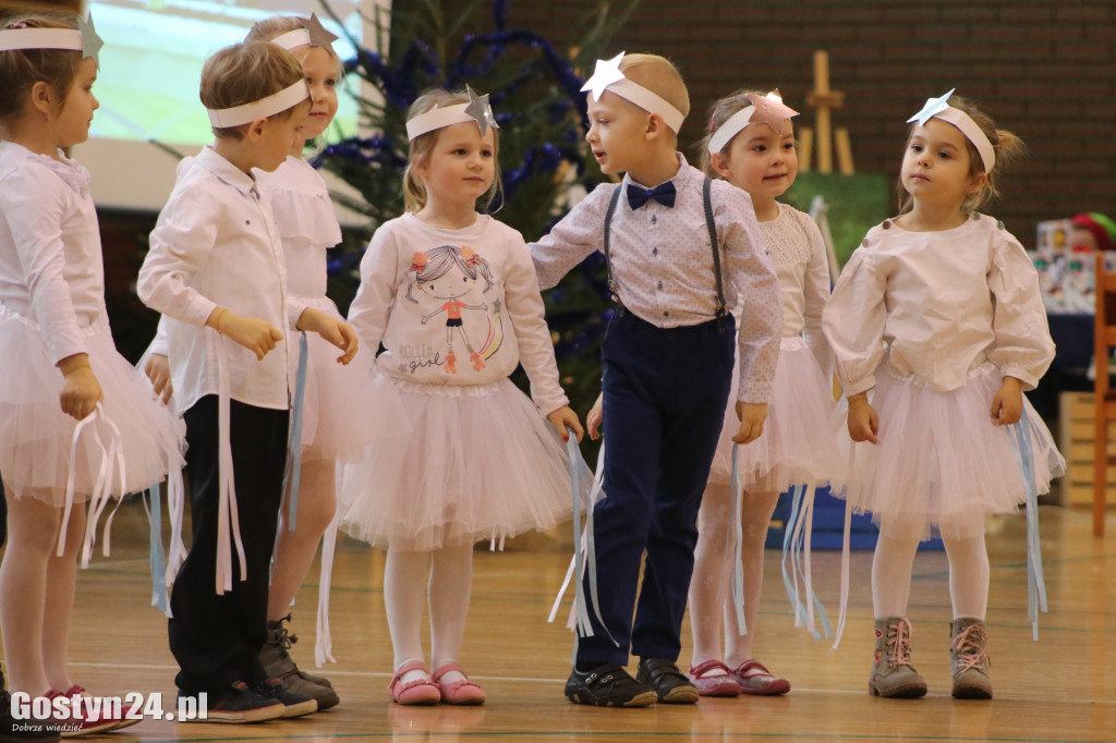 Charytatywny jarmark bożonarodzeniowy w SP5 Gostyń
