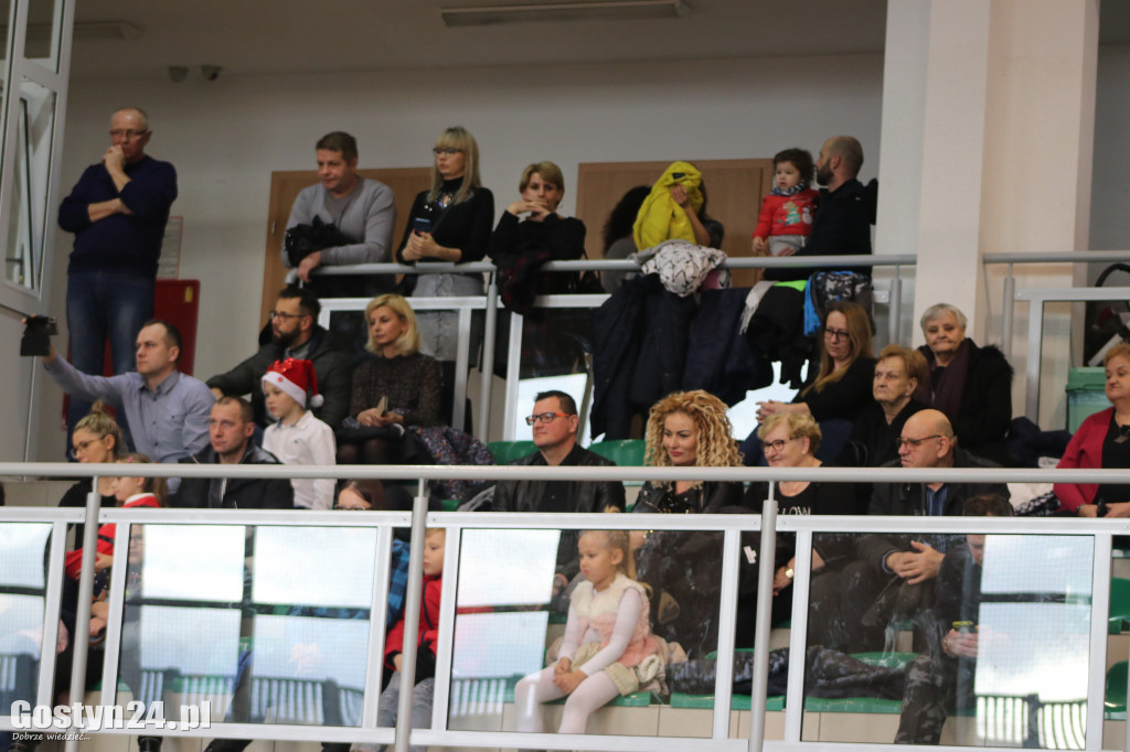 Charytatywny jarmark bożonarodzeniowy w SP5 Gostyń