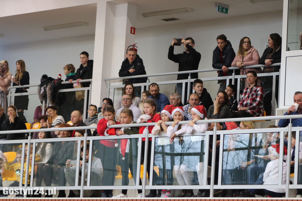 Charytatywny jarmark bożonarodzeniowy w SP5 Gostyń