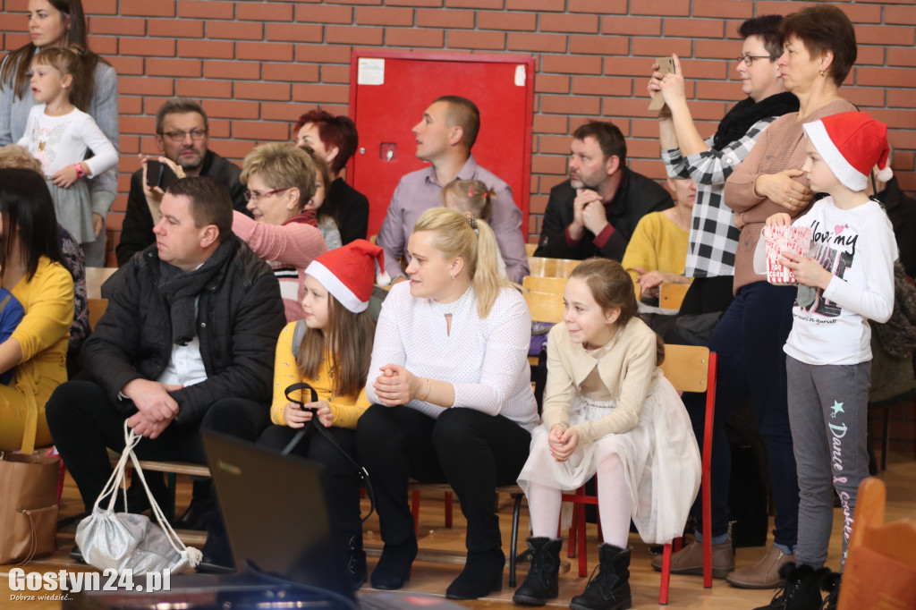 Charytatywny jarmark bożonarodzeniowy w SP5 Gostyń