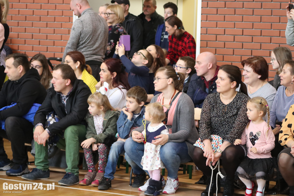 Charytatywny jarmark bożonarodzeniowy w SP5 Gostyń