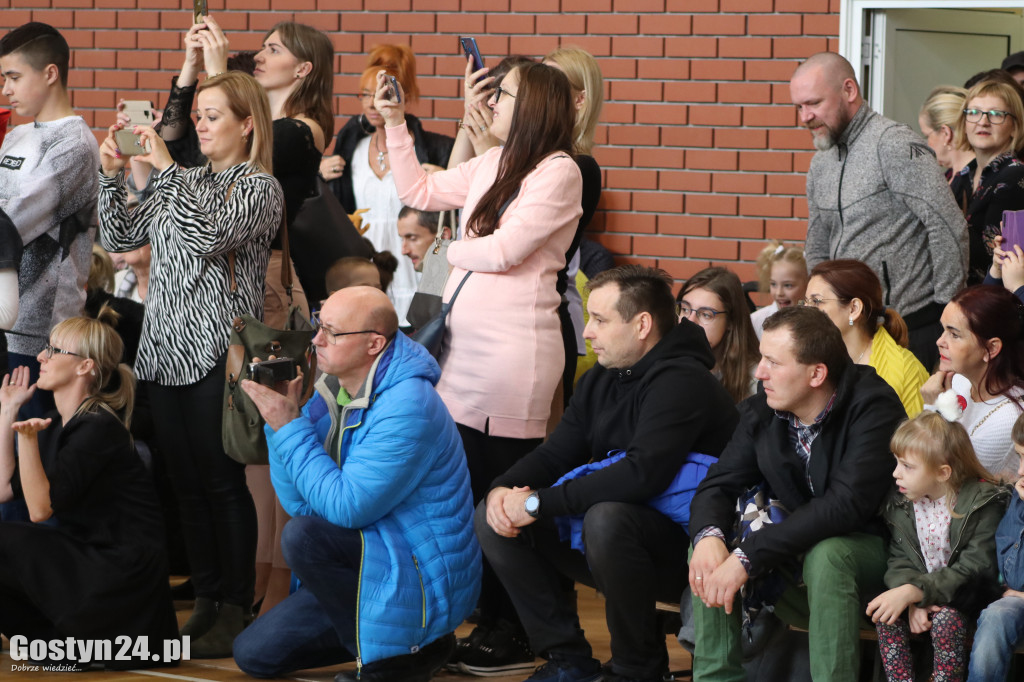 Charytatywny jarmark bożonarodzeniowy w SP5 Gostyń