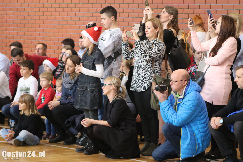 Charytatywny jarmark bożonarodzeniowy w SP5 Gostyń