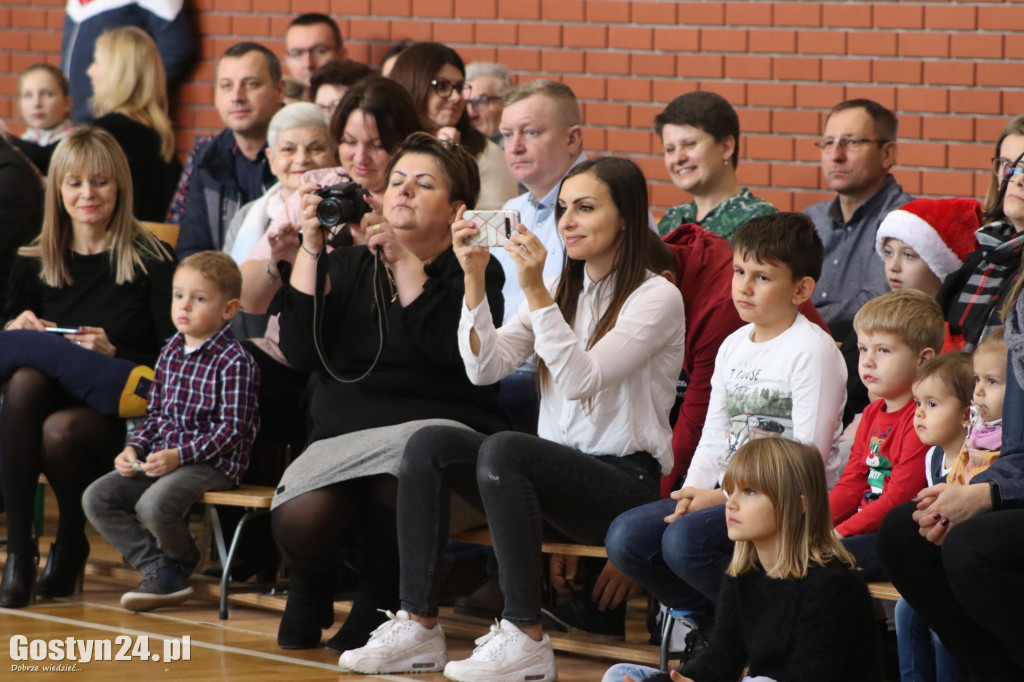 Charytatywny jarmark bożonarodzeniowy w SP5 Gostyń