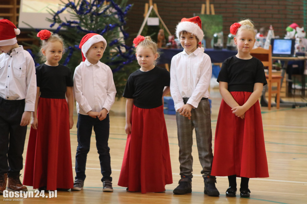 Charytatywny jarmark bożonarodzeniowy w SP5 Gostyń