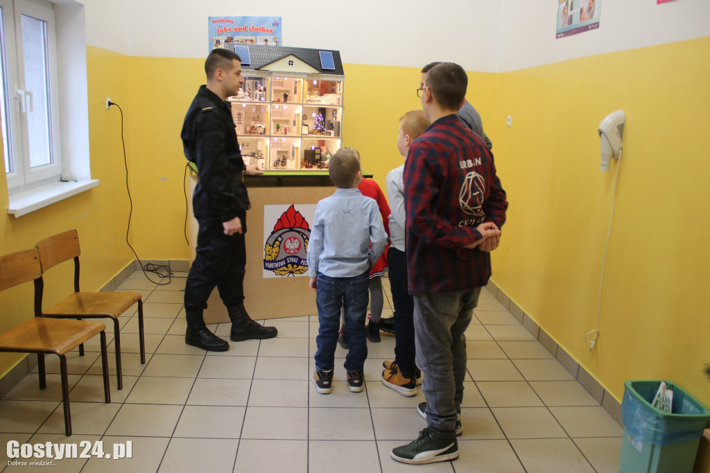 Charytatywny jarmark bożonarodzeniowy w SP5 Gostyń