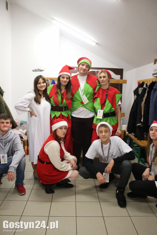 Charytatywny jarmark bożonarodzeniowy w SP5 Gostyń