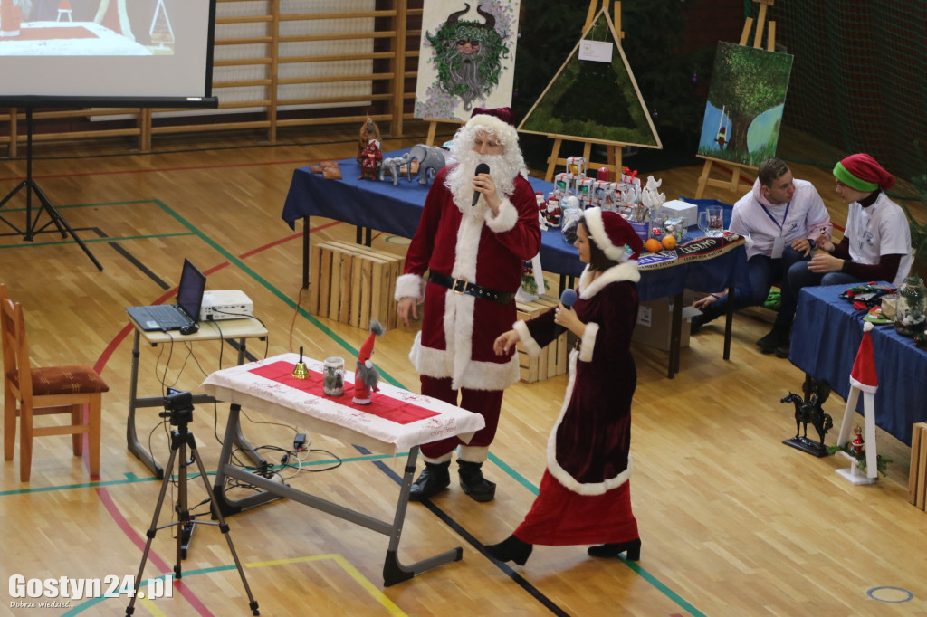 Charytatywny jarmark bożonarodzeniowy w SP5 Gostyń