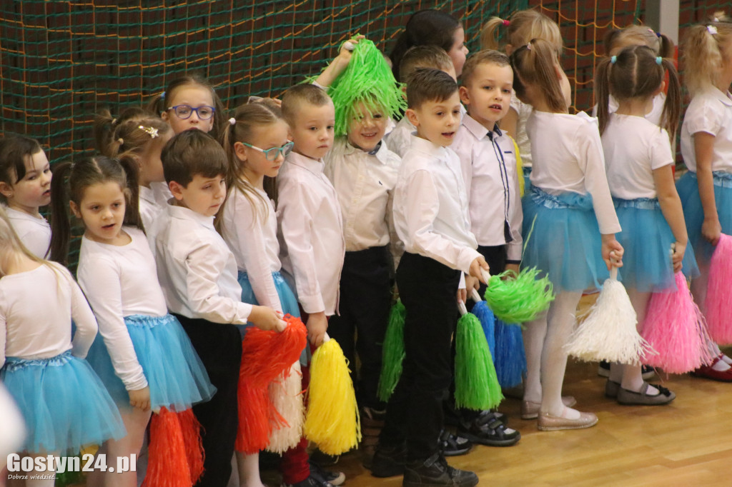Charytatywny jarmark bożonarodzeniowy w SP5 Gostyń
