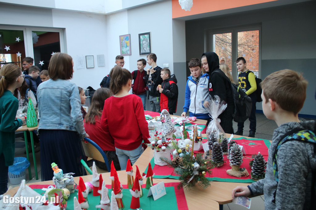 Świąteczny kiermasz w gostyńskiej Jedynce