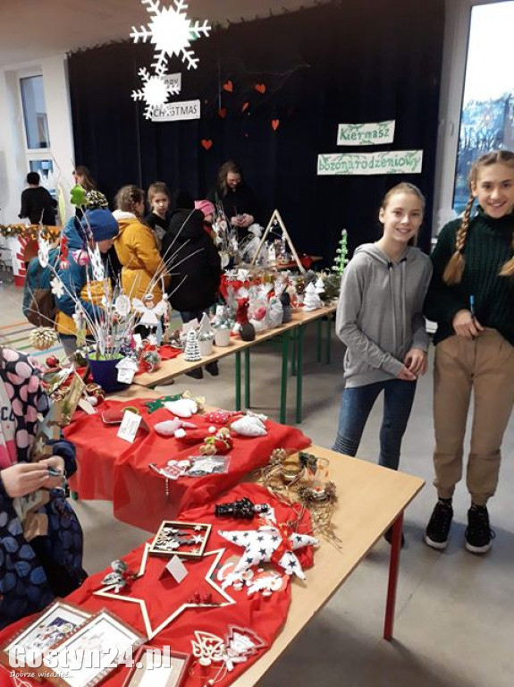 Świąteczny kiermasz w gostyńskiej Jedynce