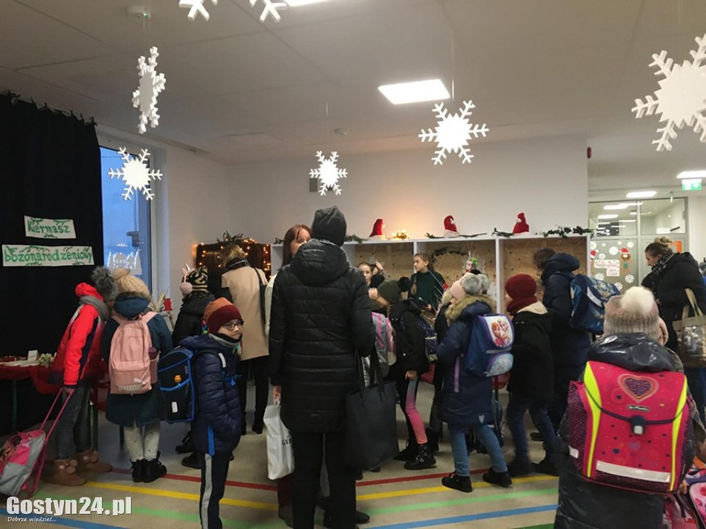 Świąteczny kiermasz w gostyńskiej Jedynce