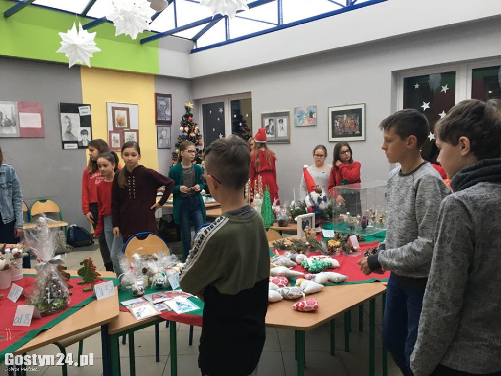 Świąteczny kiermasz w gostyńskiej Jedynce