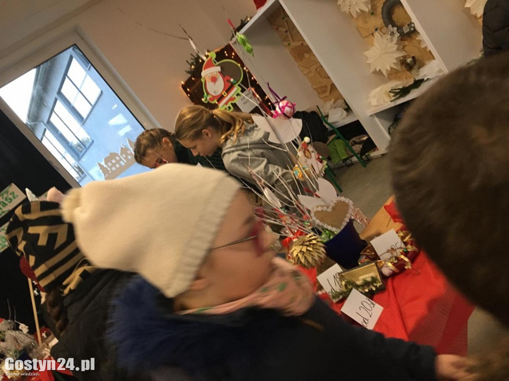 Świąteczny kiermasz w gostyńskiej Jedynce