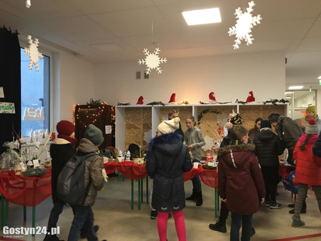 Świąteczny kiermasz w gostyńskiej Jedynce