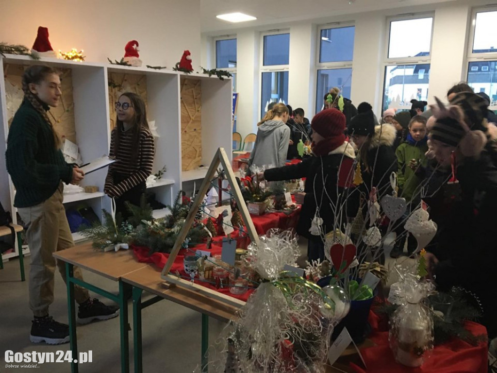 Świąteczny kiermasz w gostyńskiej Jedynce