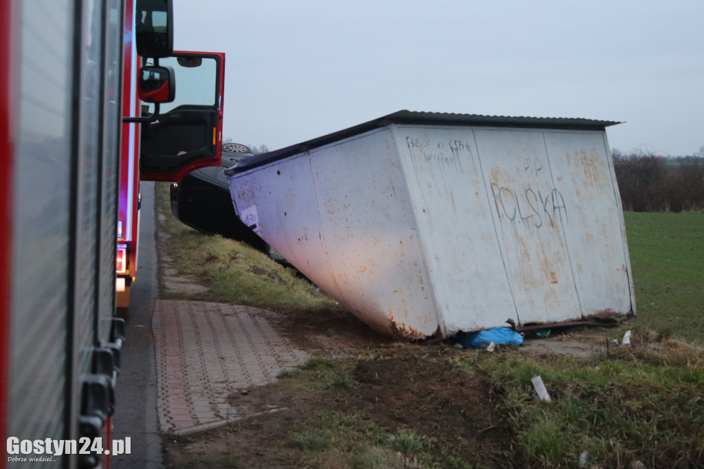 Auto dachowało na trasie Grabonóg-Bodzewo