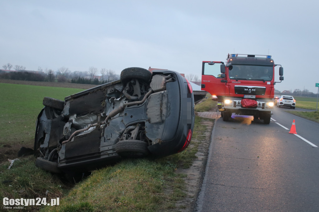 Auto dachowało na trasie Grabonóg-Bodzewo