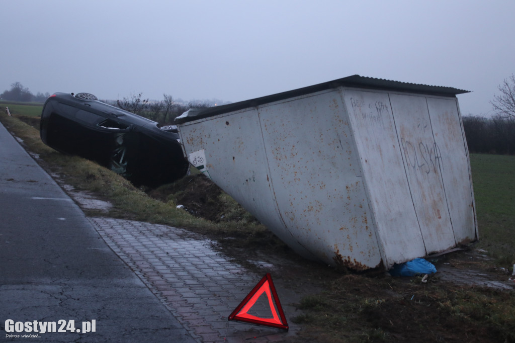 Auto dachowało na trasie Grabonóg-Bodzewo