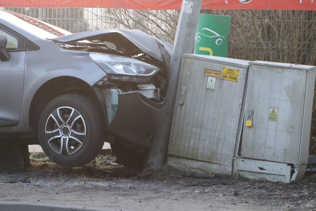 Auto uderzyło w latarnię na ul. Jana Pawła II