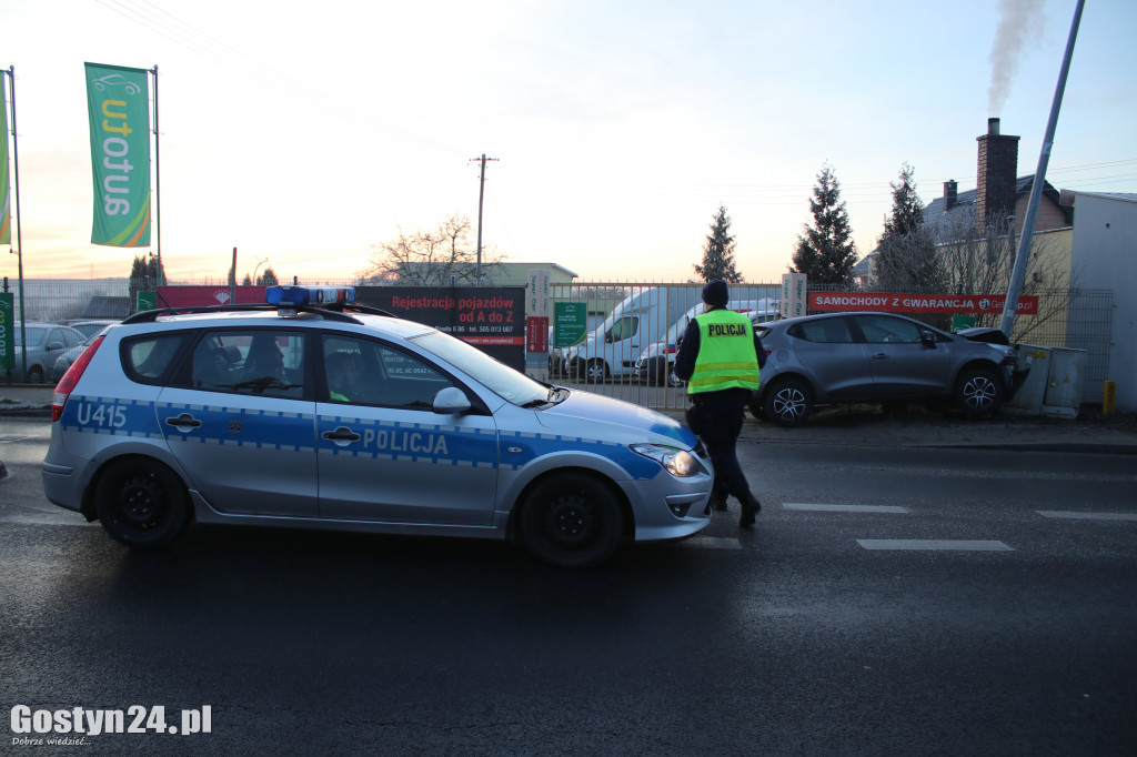 Auto uderzyło w latarnię na ul. Jana Pawła II