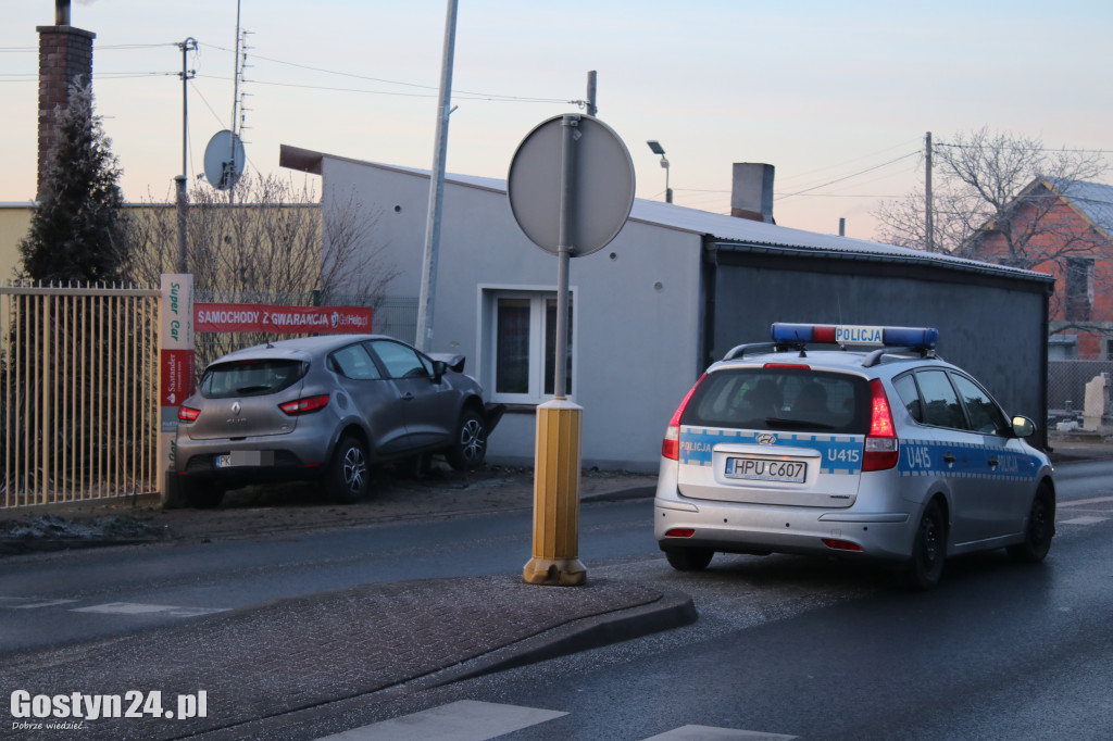 Auto uderzyło w latarnię na ul. Jana Pawła II