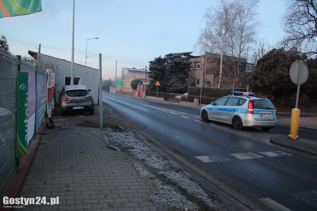 Auto uderzyło w latarnię na ul. Jana Pawła II