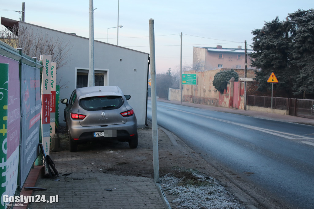 Auto uderzyło w latarnię na ul. Jana Pawła II