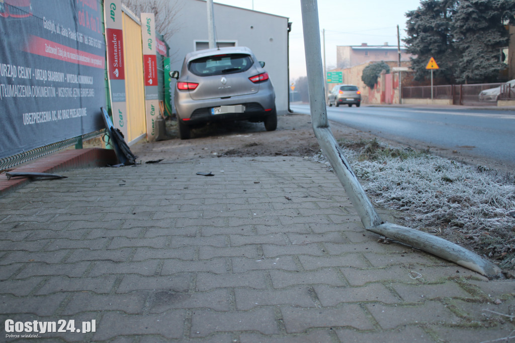 Auto uderzyło w latarnię na ul. Jana Pawła II