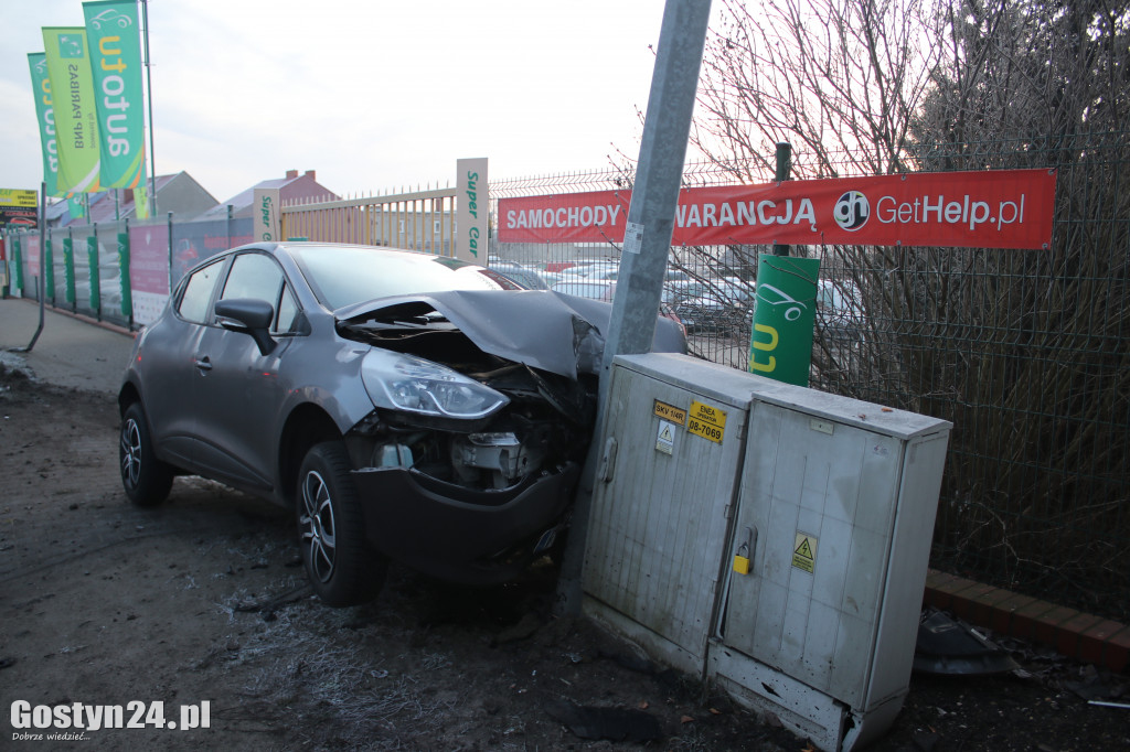 Auto uderzyło w latarnię na ul. Jana Pawła II