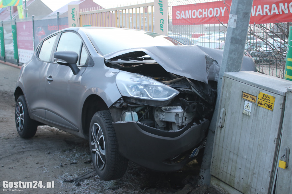 Auto uderzyło w latarnię na ul. Jana Pawła II