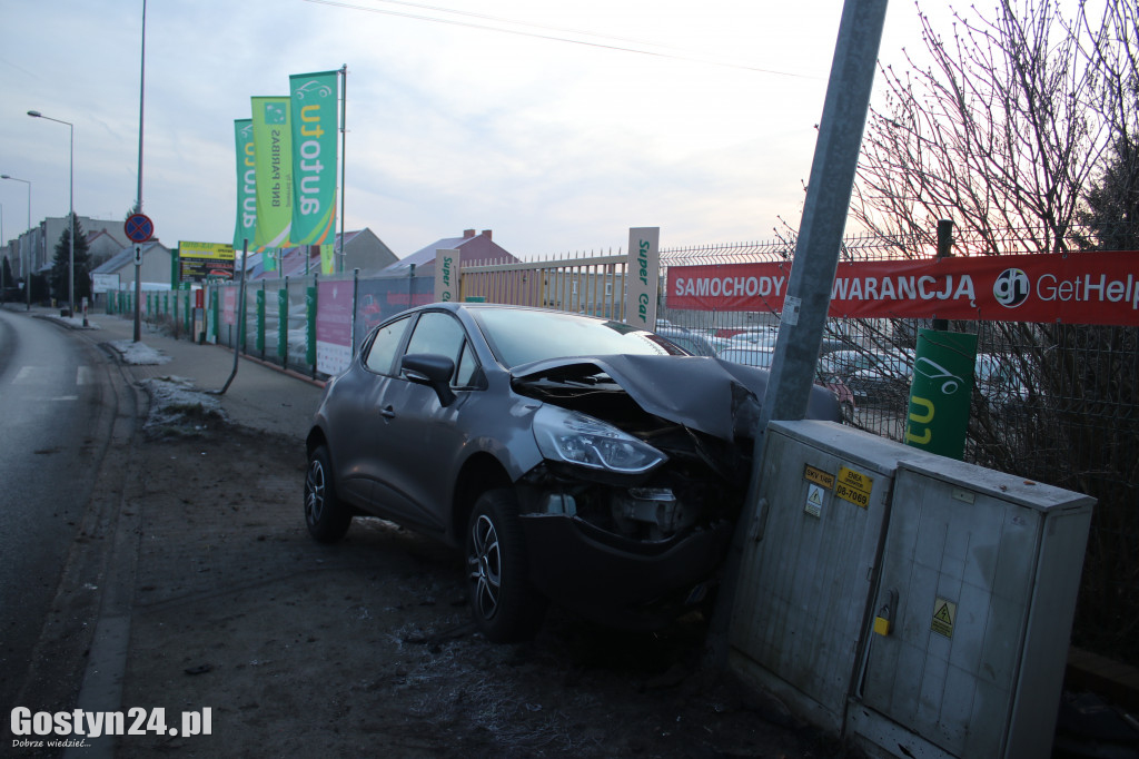 Auto uderzyło w latarnię na ul. Jana Pawła II