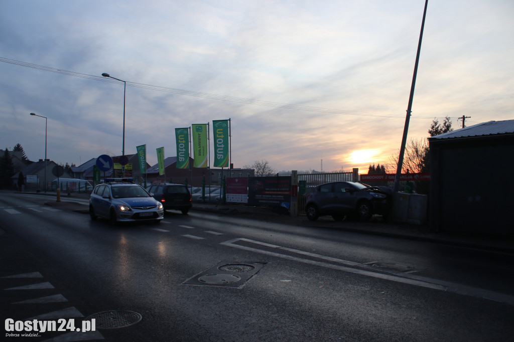 Auto uderzyło w latarnię na ul. Jana Pawła II