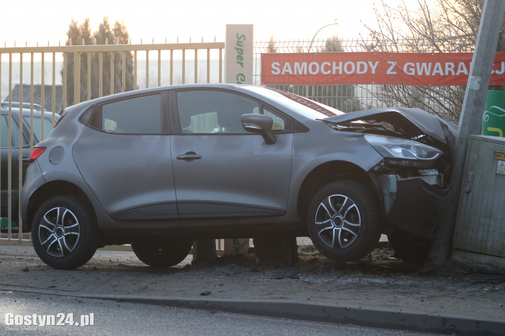 Auto uderzyło w latarnię na ul. Jana Pawła II