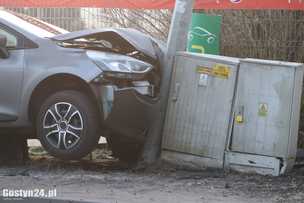 Auto uderzyło w latarnię na ul. Jana Pawła II