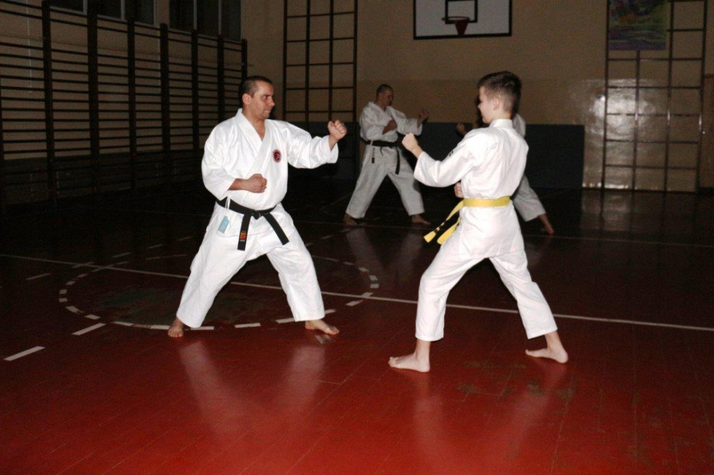 Trening karateków w całkowitych ciemnościach