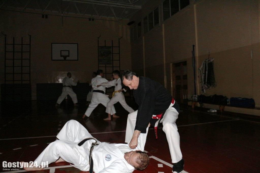 Trening karateków w całkowitych ciemnościach